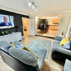 Glen Fern - Garden With Parking - Heart Of Town Centre - Close To - Darts And Table Football - Sleeps 11 Bournemouth