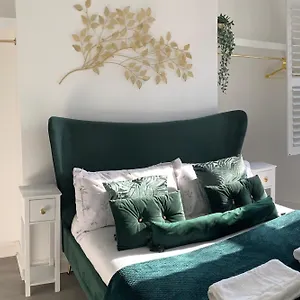 Modern Town Centre Flat - Free Shared Parking, King Size Bed, 5 Minutes Walk To Bournemouth